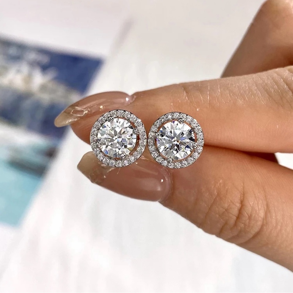 📍SUPER SALE! LIMITED QTYS📍 1 CT tw Moissanite halo earrings